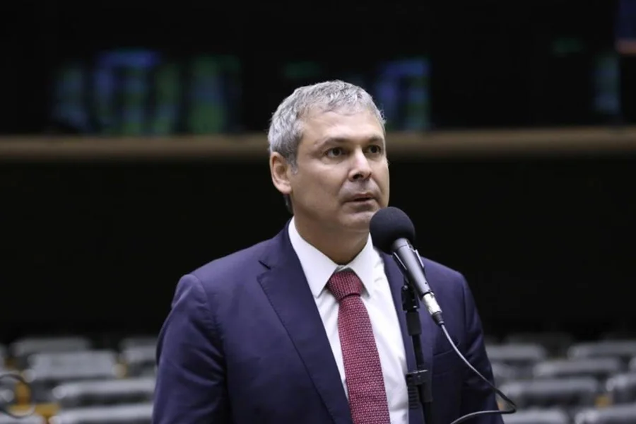 “Estuprador”: acusação de Lindbergh contra Gaspar gera pedido de cassação