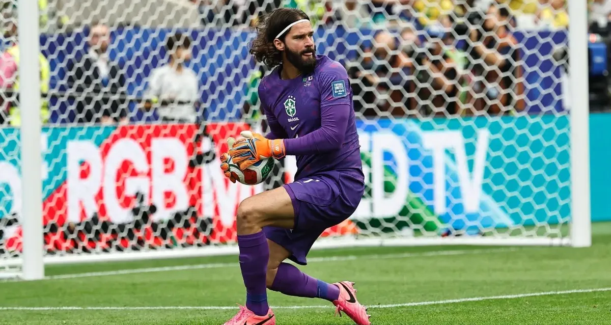 Liverpool avalia situação de Alisson em meio a sondagens internacionais