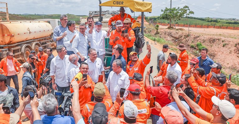 Com Renan Filho, Lula anuncia retomada de 14 mil obras que estavam paradas no Brasil