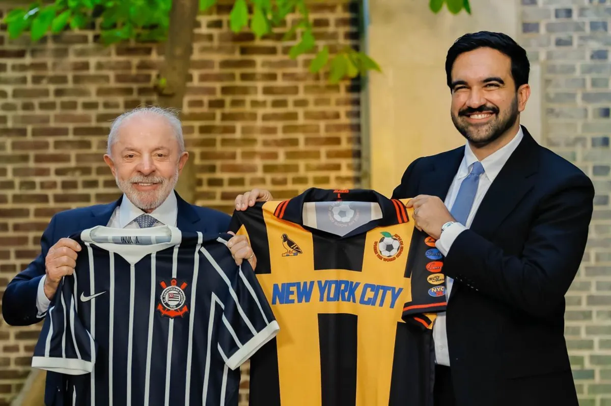 Lula presenteia prefeito de Nova York com camisa do Corinthians em encontro