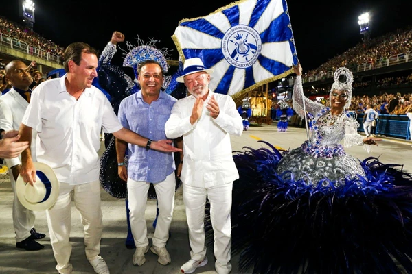 Oposição critica desfile em homenagem a Lula na Sapucaí