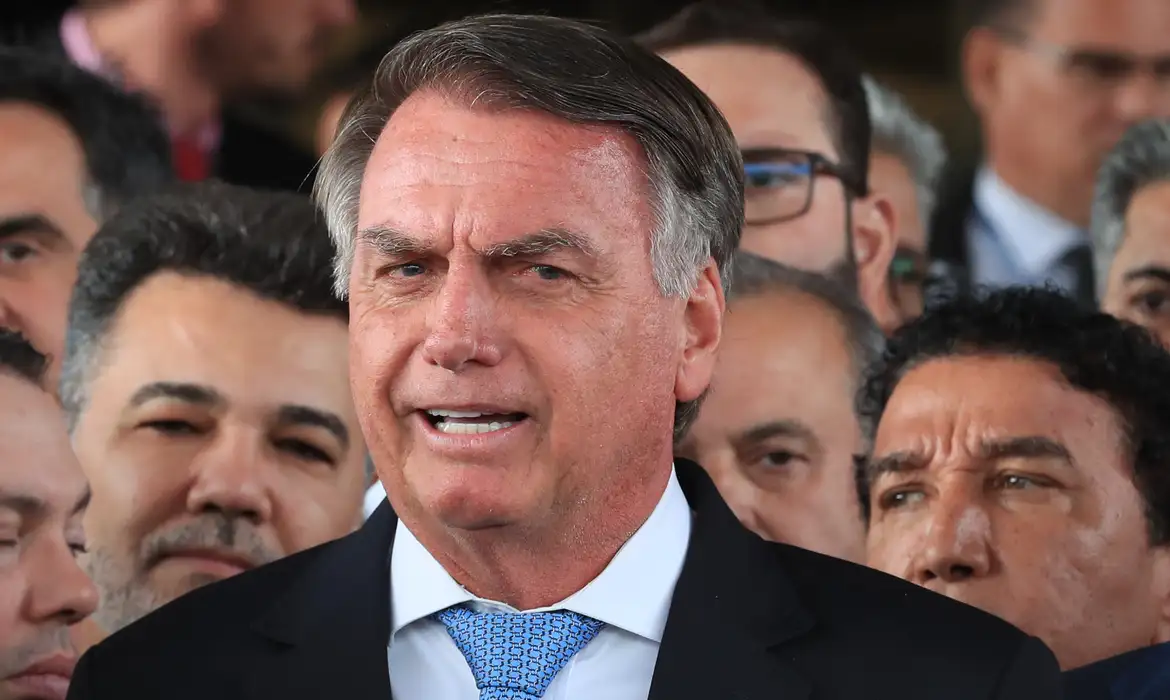 STF cobra explicações de Bolsonaro por exibição pública com tornozeleira