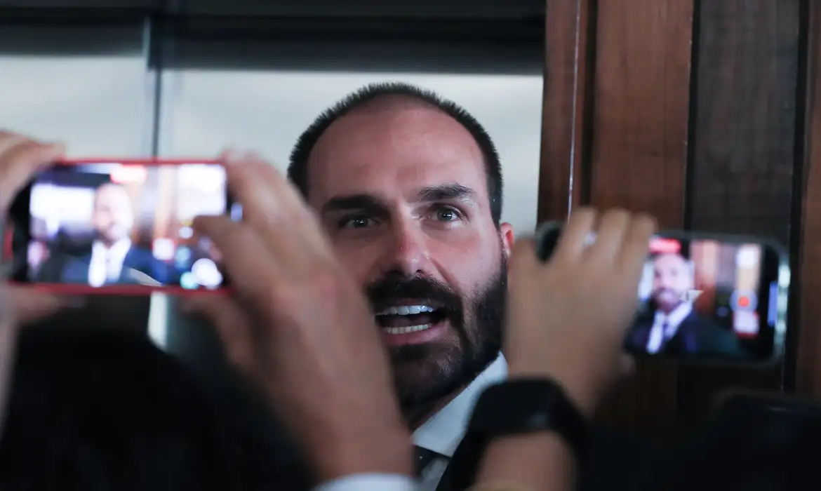 Eduardo Bolsonaro descarta renúncia e desafia STF após fim de licença parlamentar