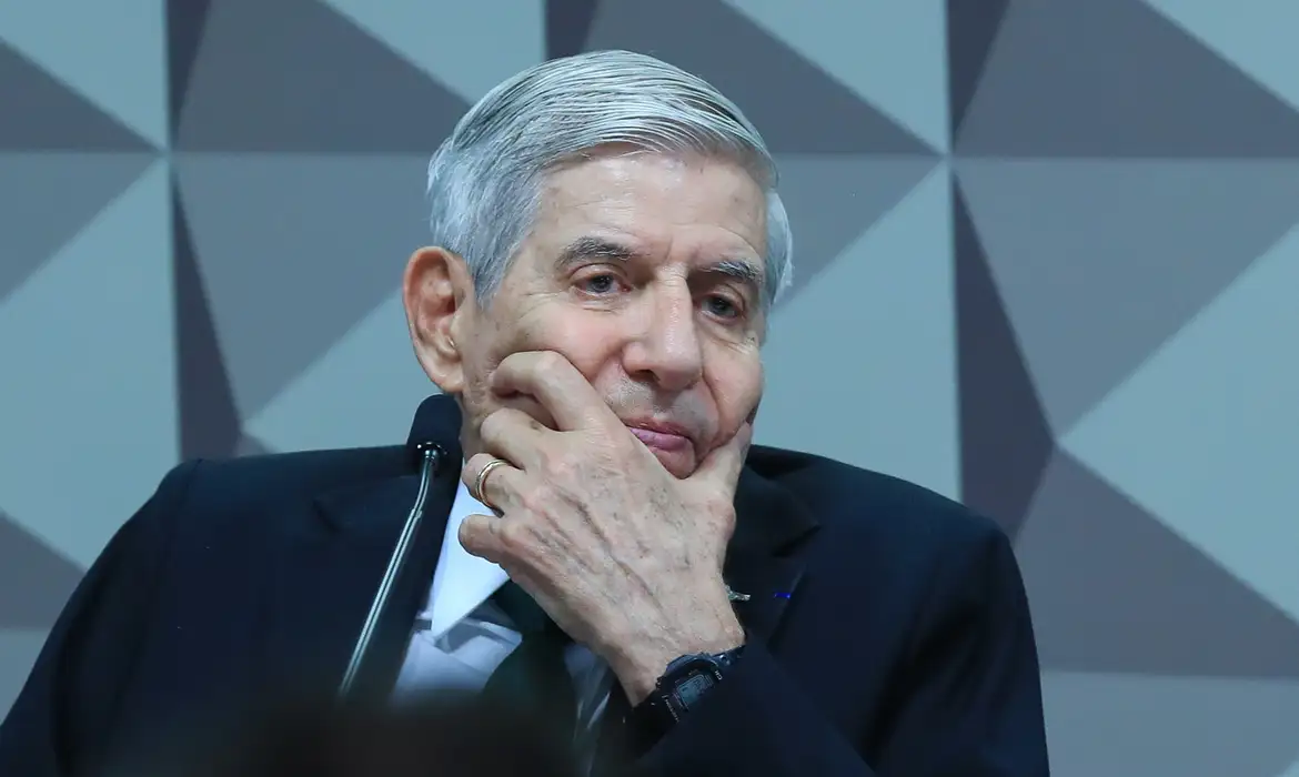 Moraes exige provas médicas antes de decidir sobre prisão domiciliar para general Augusto Heleno