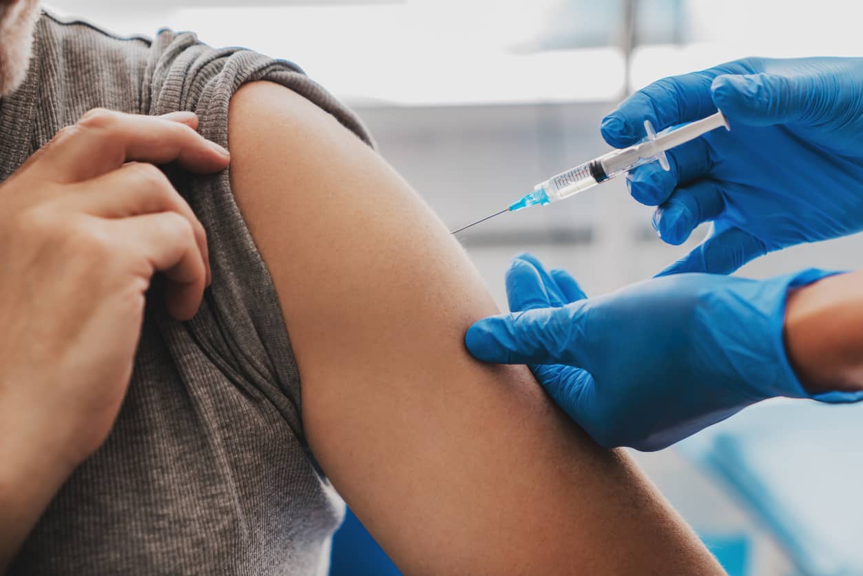 Vacinação em dia contra gripe e Covid reduz risco de infarto e AVC em até 40%
