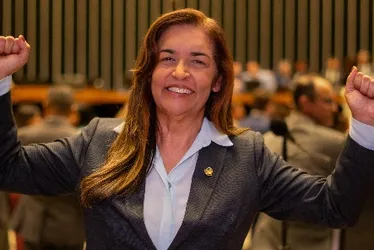 Mais do que mãe, senadora com marca própria: Eudócia quer novo mandato