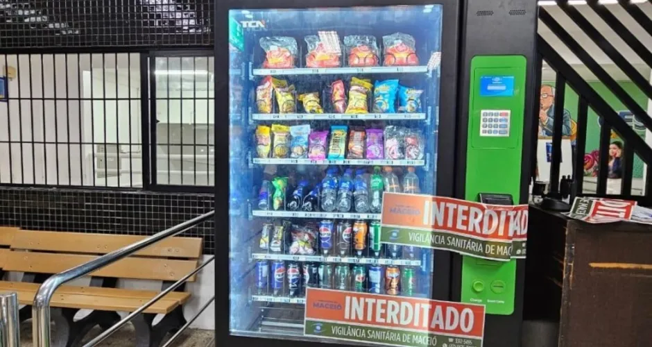 Máquina de venda automática é interditada por vender lanches vencidos em faculdade de Maceió