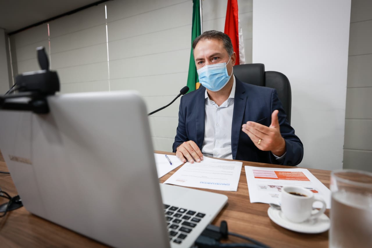 Estado sanciona programa que dará computadores e internet a servidores da Educação