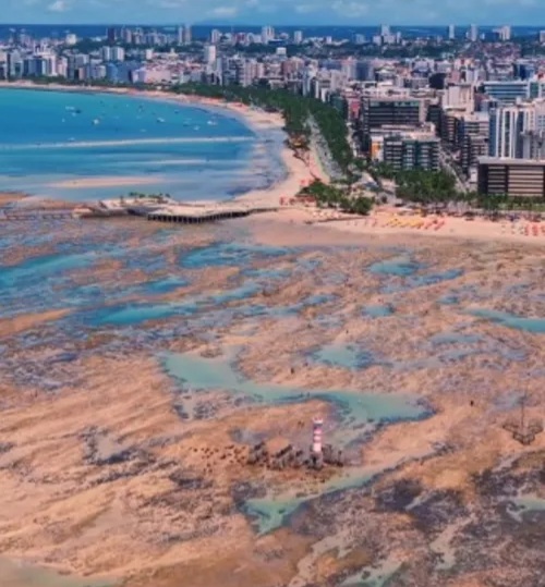 Maré baixíssima e lua cheia transformam orla de Maceió em cenário paradisíaco