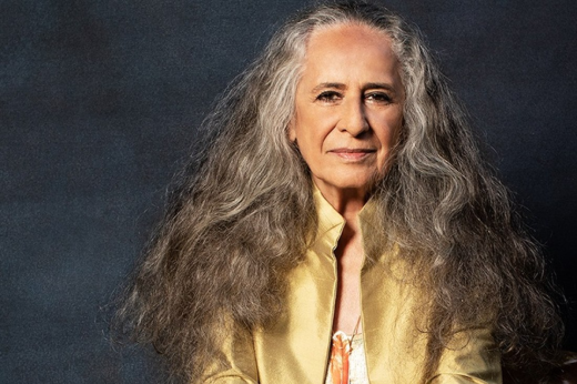 Maria Bethânia chega aos 80 anos como referência da música brasileira