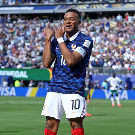 França supera início ruim e vence Senegal por 3 a 1 com show de Mbappé