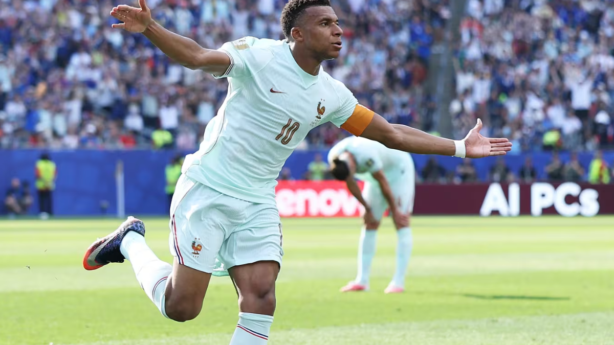 França derrota Marrocos por 2 a 0 e avança à semifinal da Copa