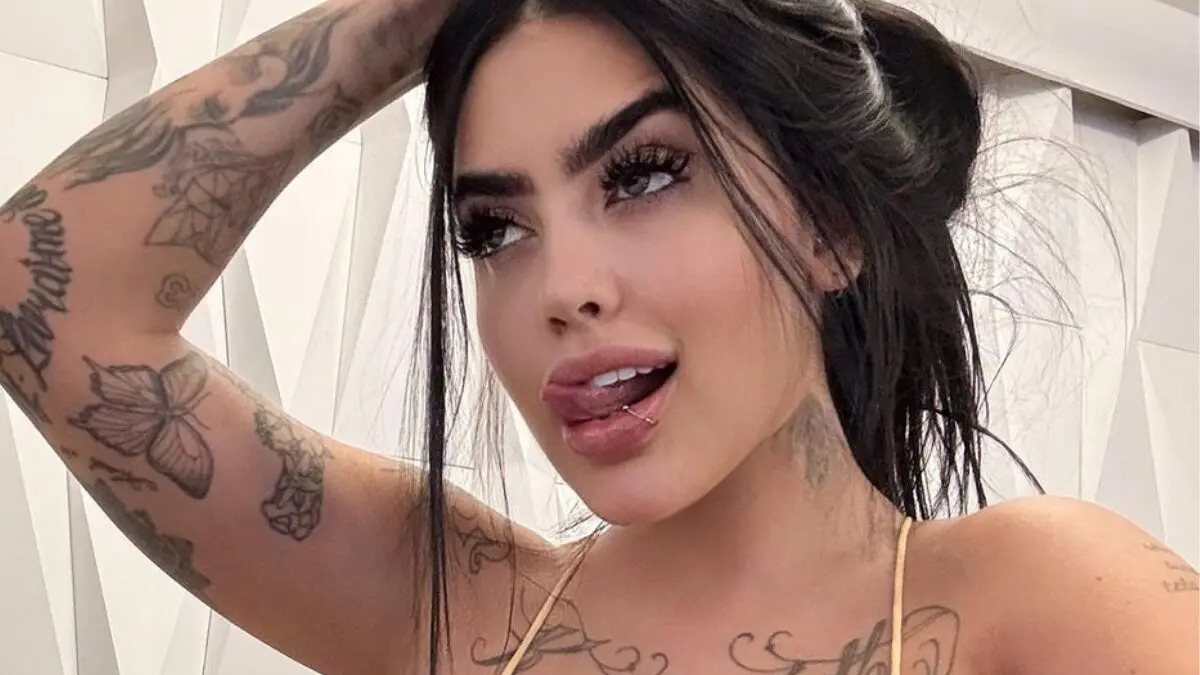 MC Mirella posta foto seminua e bumbum tatuado chama atenção; veja