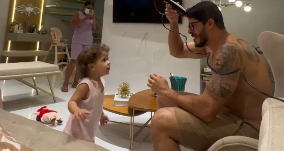 Médico alagoano comove ao raspar cabelo diante da filha com câncer