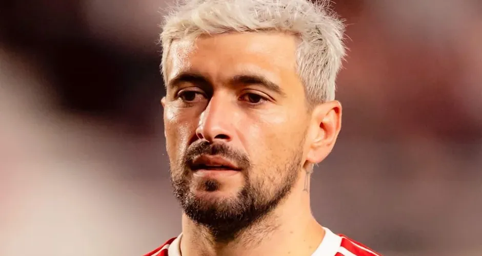 Flamengo atualiza situação de Arrascaeta após cirurgia na clavícula