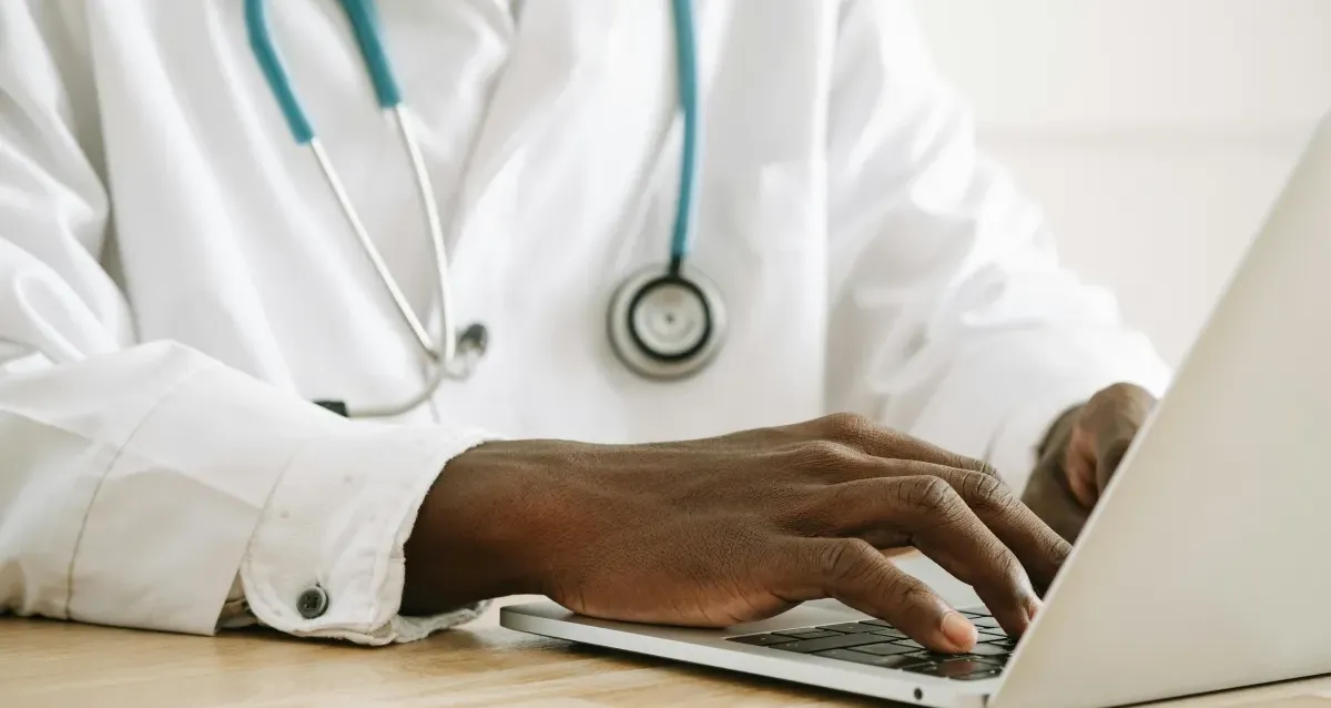 Médico é condenado a 40 anos após pacientes perderem a visão em cirurgias