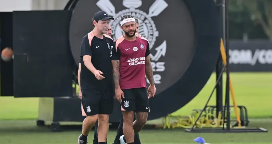 Memphis Depay sente dores e desfalca Corinthians contra o Peñarol