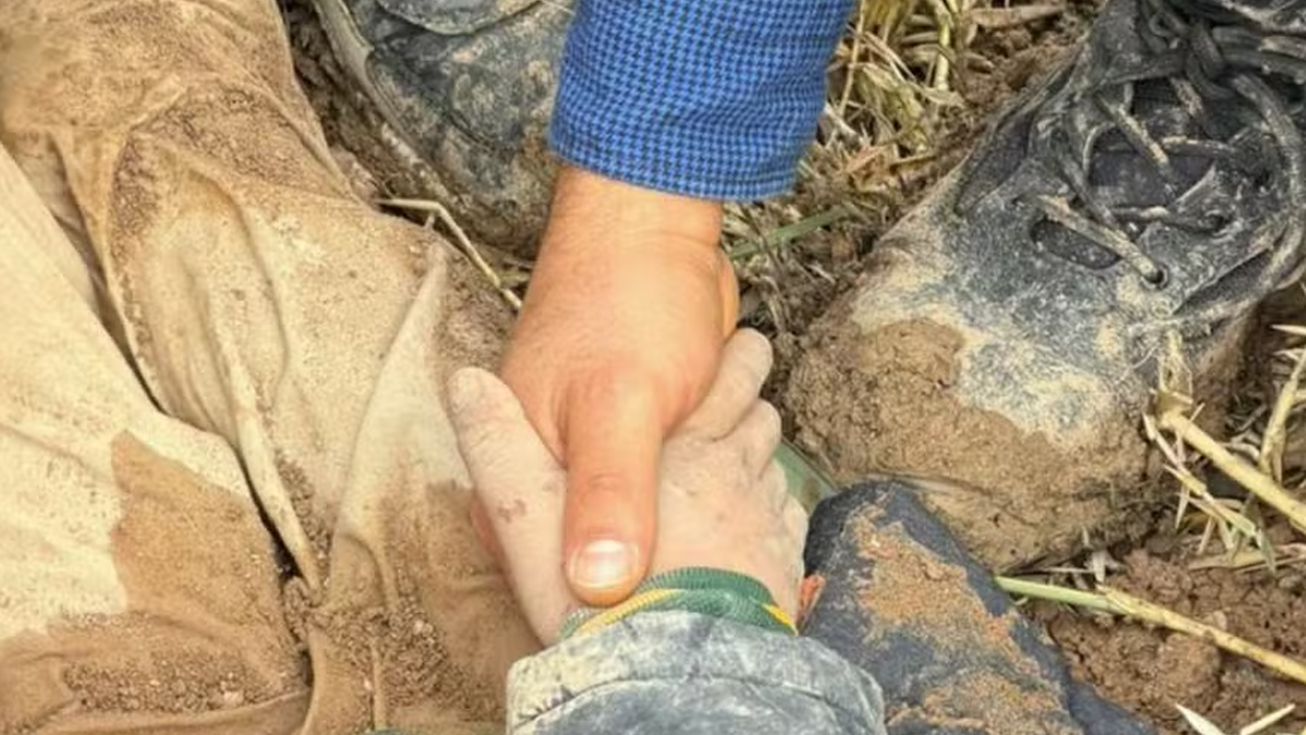 Menino de 10 anos que estava desaparecido é encontrado 'enterrado vivo'