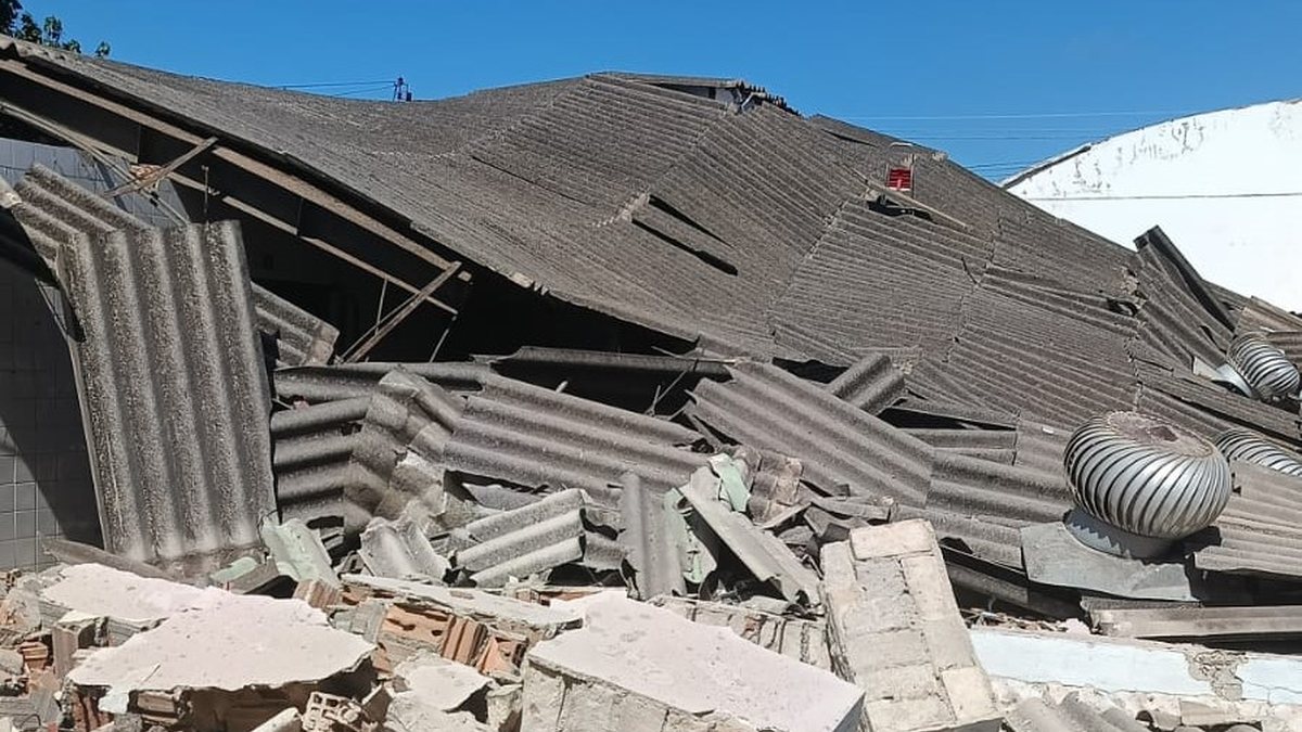 Teto do Mercado de Jaraguá desaba durante obras de reforma em Maceió