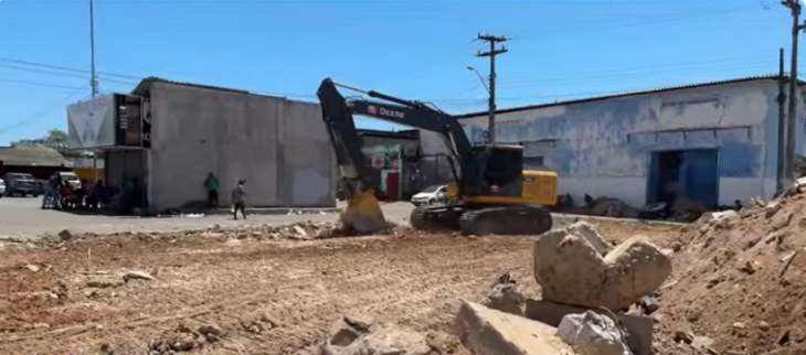 Prefeitura de Maceió inicia demolição de terminal de ônibus na Levada para obras do novo Mercado da Produção
