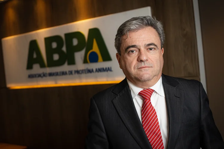 Presidente da ABPA diz que guerra torna inevitável alta de ovos e frango