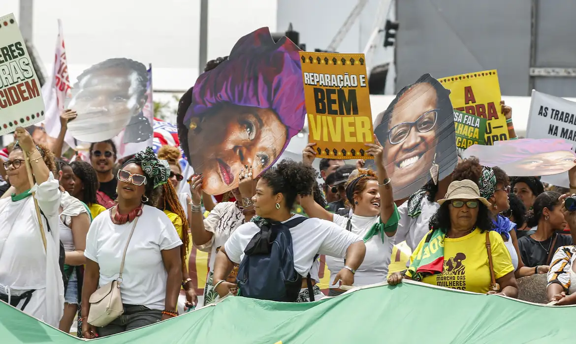 Nova Marcha das Mulheres Negras reúne milhares em Brasília contra o racismo
