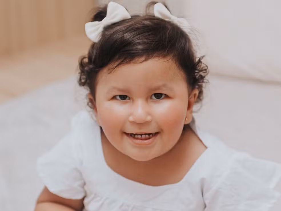 Fome sem fim: síndrome rara afeta menina de 2 anos no Acre