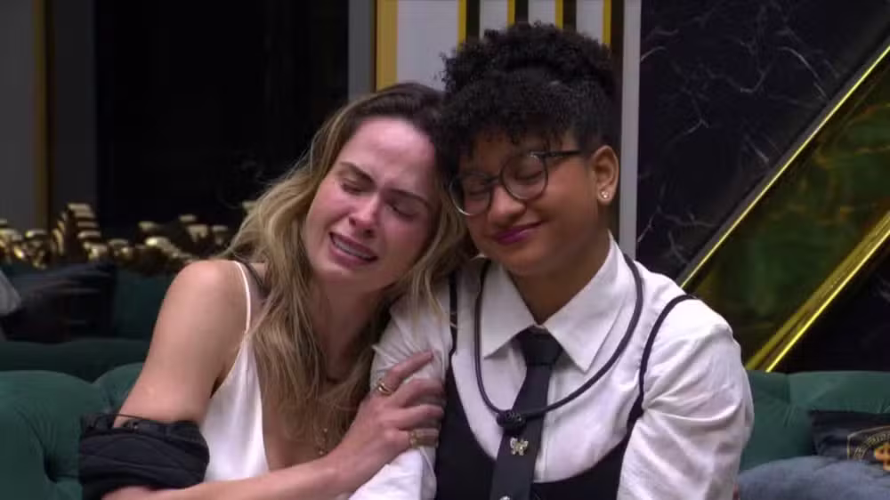 Ana Paula Renault comenta afastamento de Tia Milena e recebe indireta