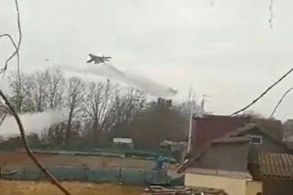 Área residencial na Ucrânia é bombardeada e família se desespera; Veja vídeo