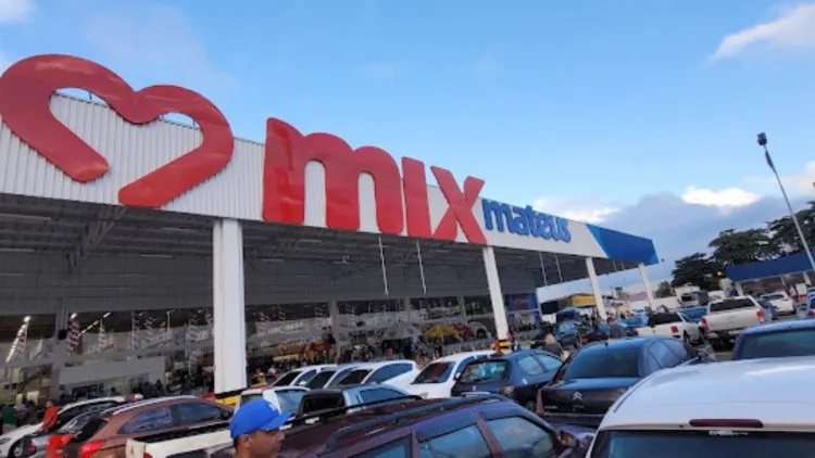 Duas mulheres são presas após furto de fardos de café em supermercado