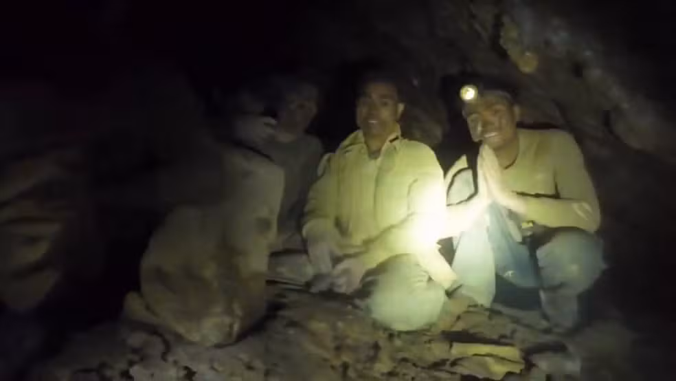 Cinco dos sete presos em caverna no Laos são achados vivos após buscas