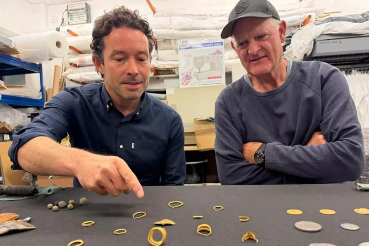 Mergulhador encontra navio naufragado há 350 anos com joias e ouro