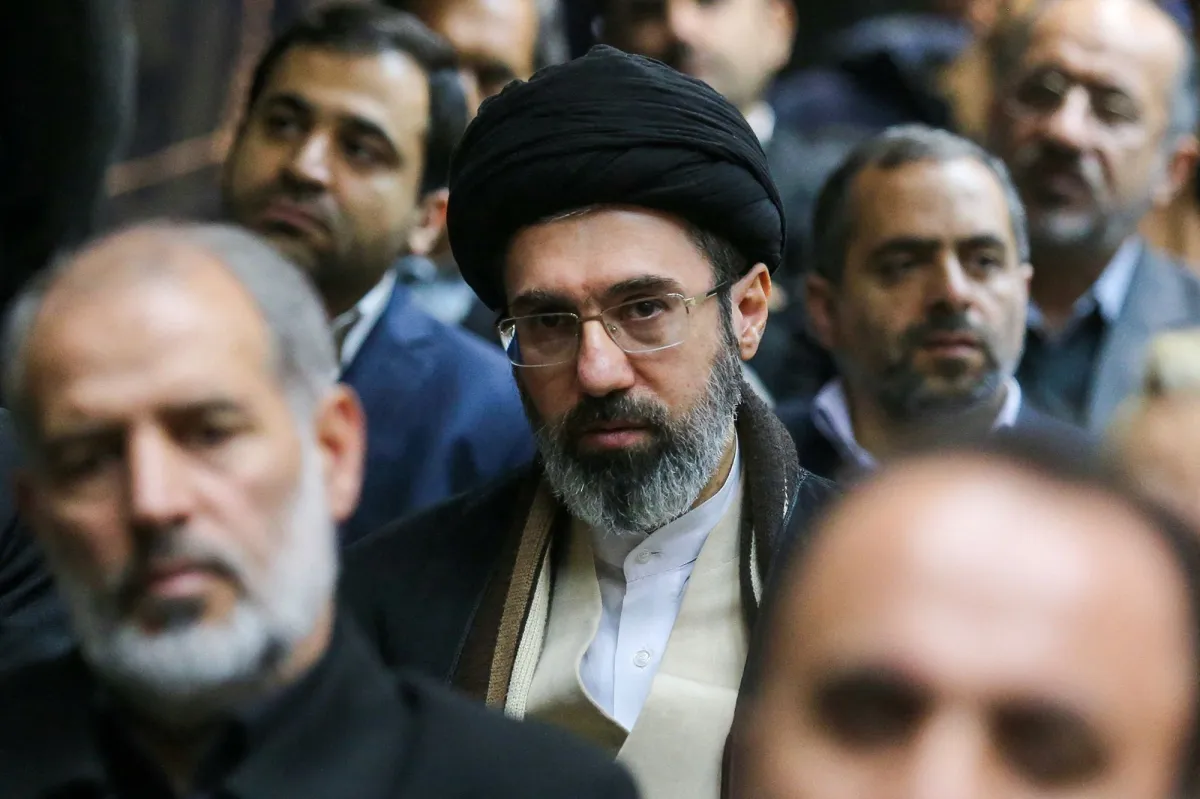 Mojtaba Khamenei promete vingança após funeral de seu pai no Irã
