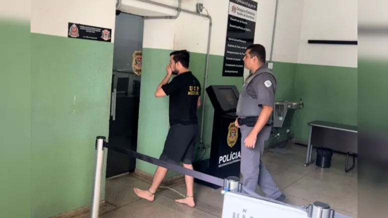 Após agredir a mãe, comediante é preso e na delegacia faz xixi na calça