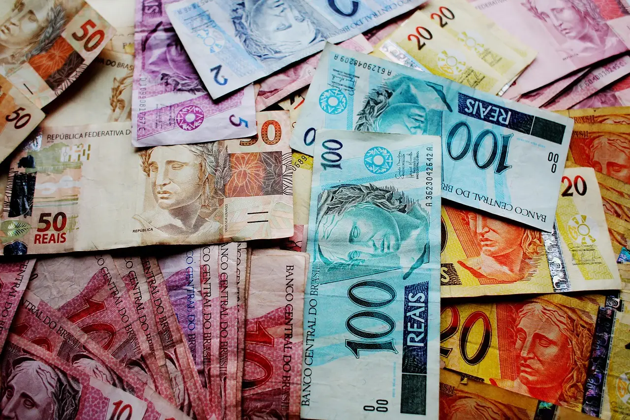 Brasileiros têm 70,5% da renda comprometida com contas a pagar, diz estudo da Serasa