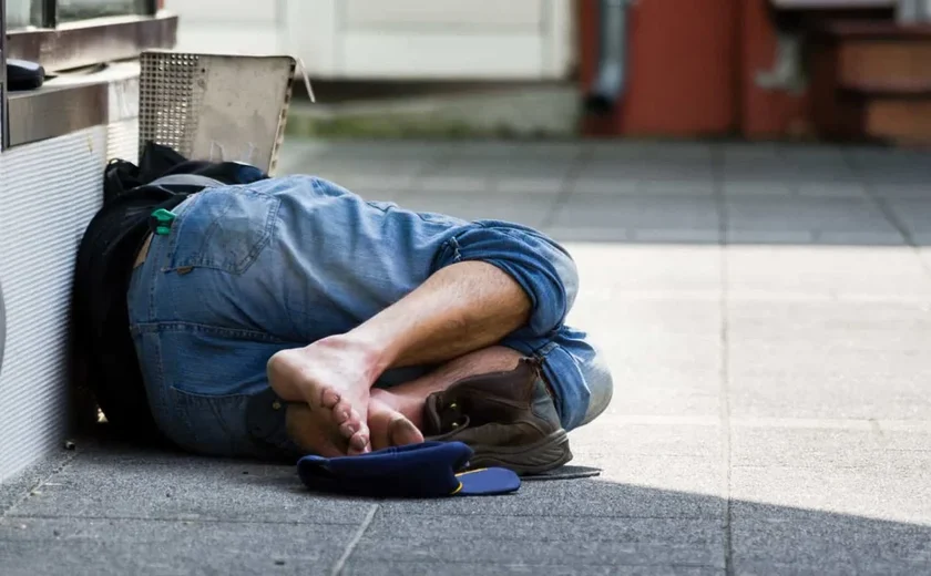 Homem é atacado a pauladas e sofre tentativa de homicídio no Centro de Maceió