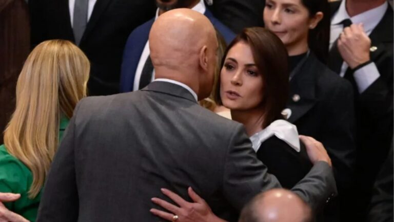 Abraço e beijo de Michelle Bolsonaro em Moraes geram críticas e dividem apoiadores