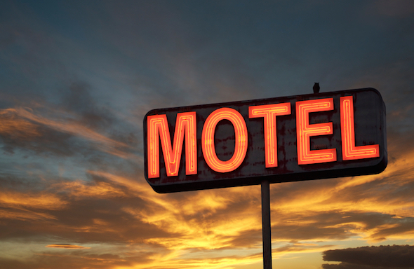 Mulher foge de motel após ser agredida e ameaçada por companheiro em Maceió