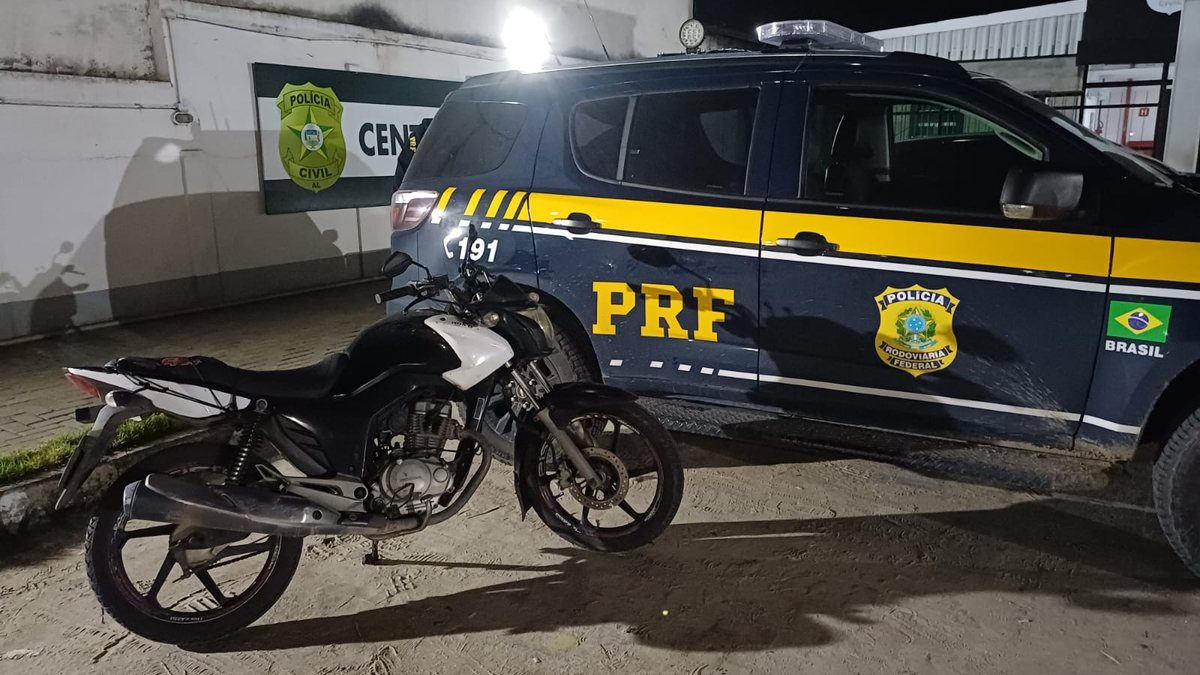 PRF recupera carro furtado e apreende moto adulterada em Alagoas