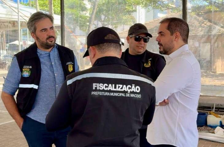 Motos aquáticas são alvo de fiscalização na orla de Ponta Verde, em Maceió