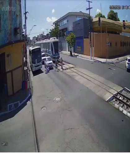 Motociclista salva idosa de atropelamento por VLT em Maceió; veja vídeo