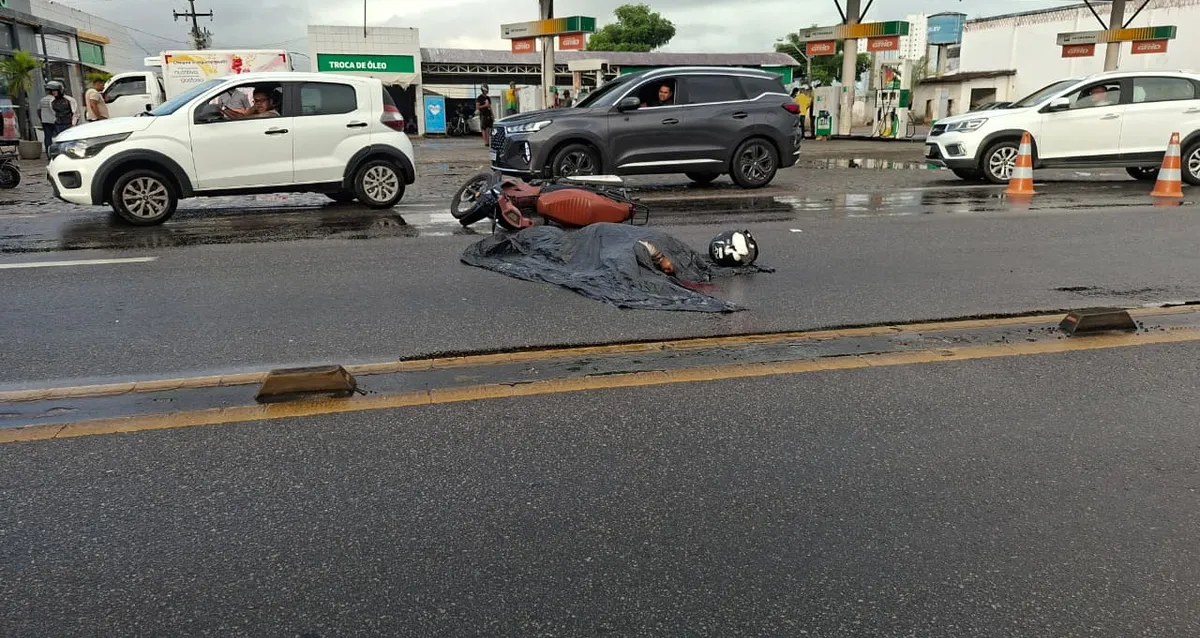 Motociclista morre em acidente com caminhão na Avenida Menino Marcelo