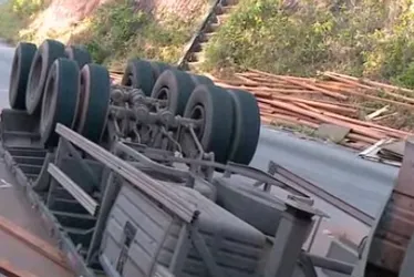 Carreta tomba e espalha carga de madeira na AL-105