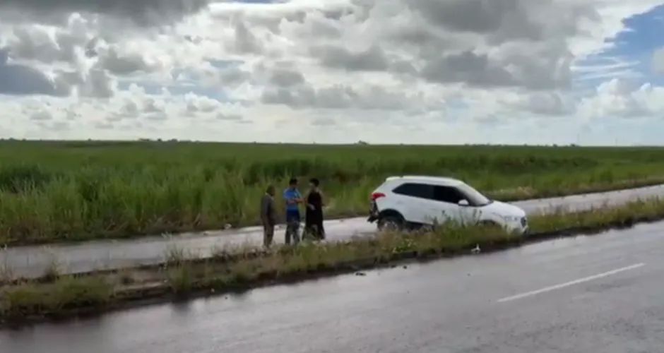 Pista molhada causa colisão e carro invade canteiro na AL-405
