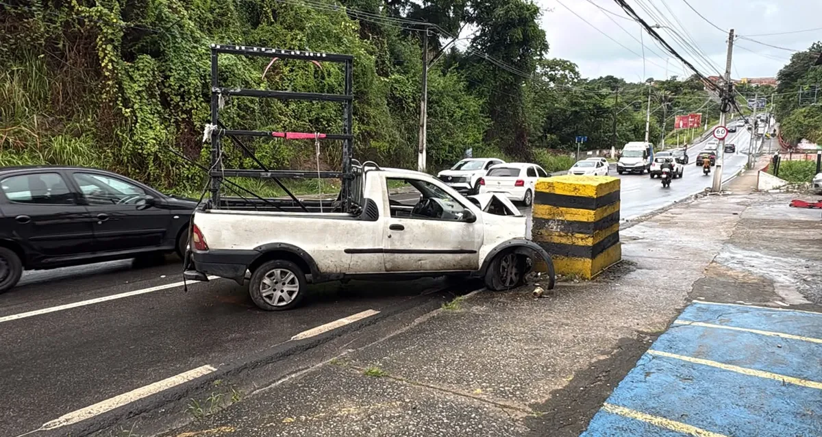 Motorista perde o controle sob chuva forte e colide contra mureta na Avenida Leste-Oeste
