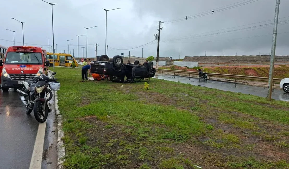 Motorista fica ferida após caminhonete capotar na Rota do Mar, em Maceió