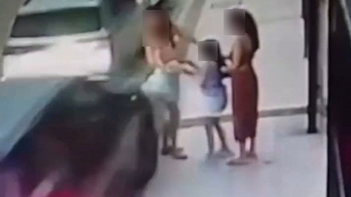 Motorista erra manobra e atropela mulher com criança no colo no Farol