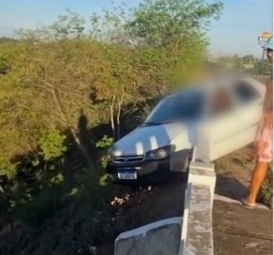 Carro perde controle e fica à beira de ribanceira em rodovia