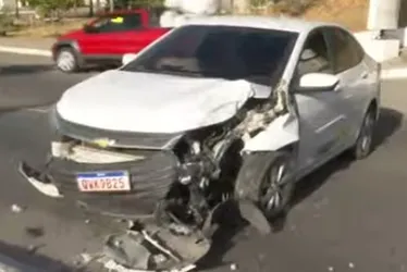 Táxi colide com poste e causa bloqueio parcial em Jacarecica