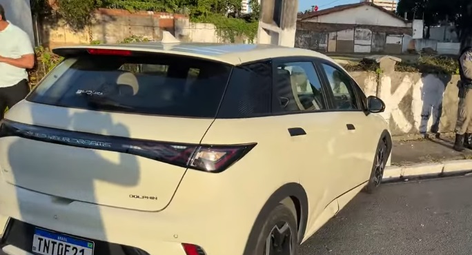 Carro bate em poste e deixa moradores sem energia no Farol